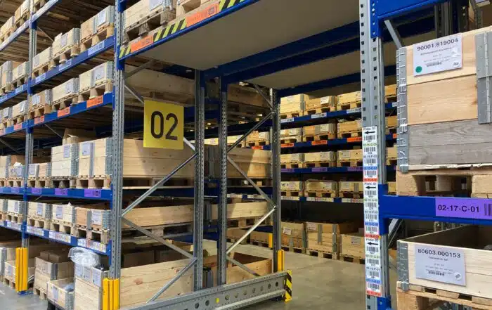 Kennzeichnung der Durchfahrten im Palettenregallager von Atlas Copco durch ONK