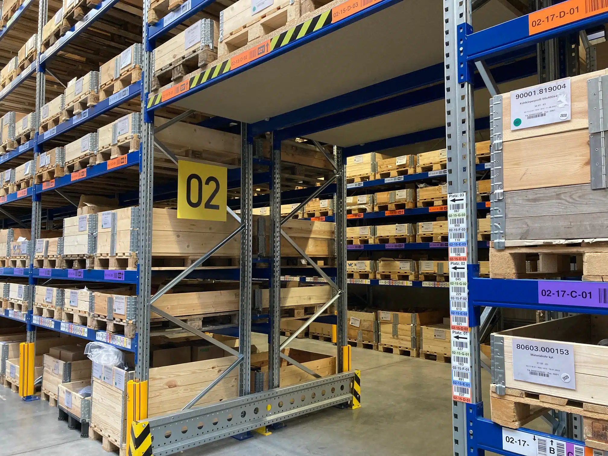 ONK_Atlas Copco_Bild3a Kennzeichnung der Durchfahrten im Palettenregallager von Atlas Copco durch ONK