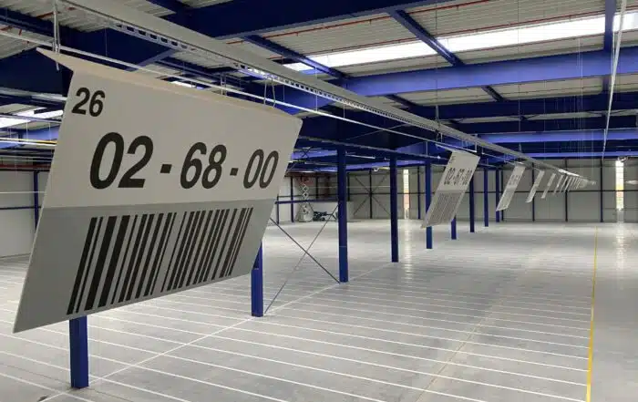 Von ONK von der Hallendecke abgehängte Schilder bei Hamacher Transporte