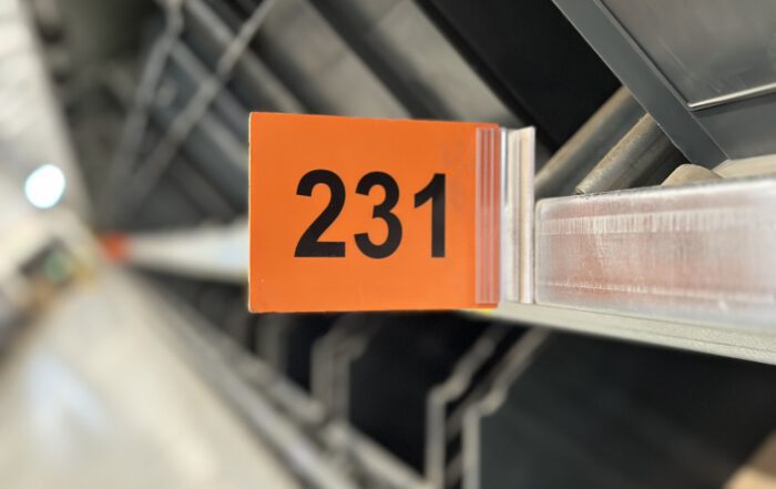 Fahnenschilder erleichtern den Staplerfahrern das Auffinden der richtigen Etage und das Einschätzen der Entfernung zum nächsten Kommissionierplatz.