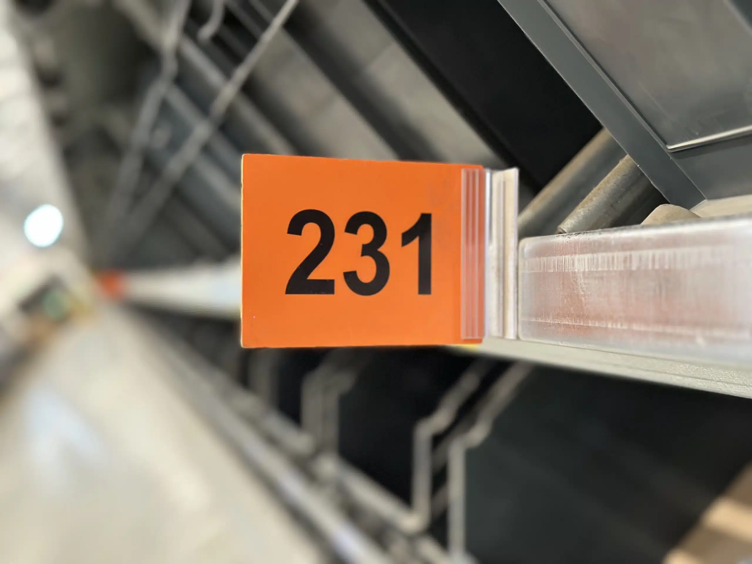 ONK_ERL Euro Retail Logistics_Bild 5 Fahnenschilder erleichtern den Staplerfahrern das Auffinden der richtigen Etage und das Einschätzen der Entfernung zum nächsten Kommissionierplatz.