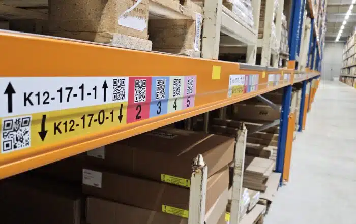 Mehrfarbige Kunststoffetiketten von ONK an Regaltraversen