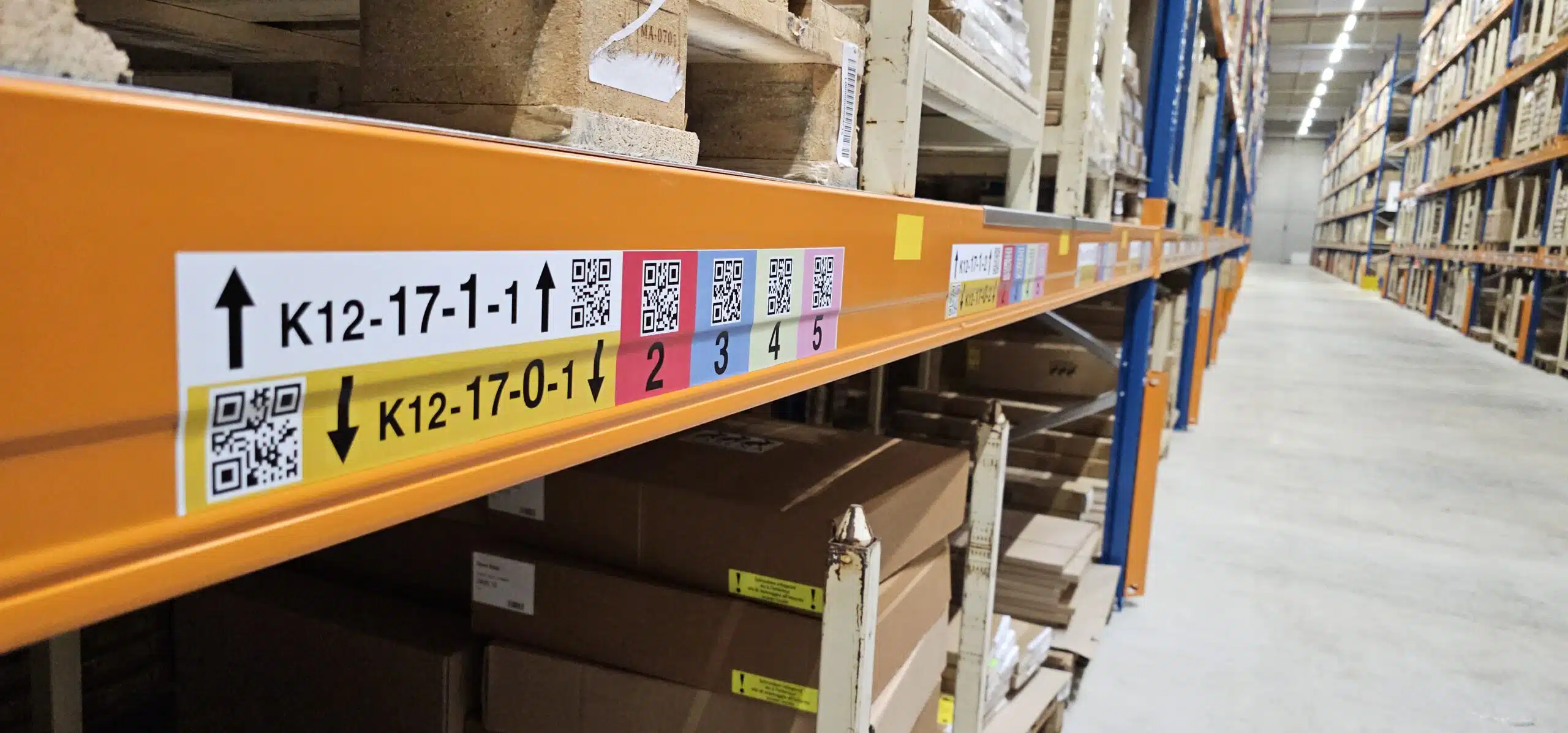 ONK_Hasena5 Mehrfarbige Kunststoffetiketten von ONK an Regaltraversen