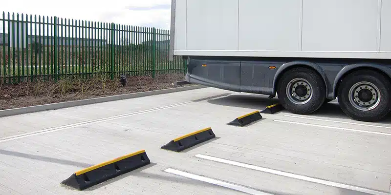 Betriebsgelände: Parkplatz-Sicherheit Betriebsgelände & Parkplatz-Sicherheit: Umfassender Schutz für Außenbereiche, Verkehrswege und das gesamte Firmengelände