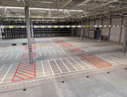 Hängebeschilderung für optimierte Materialflüsse in globalen Logistik-Hub