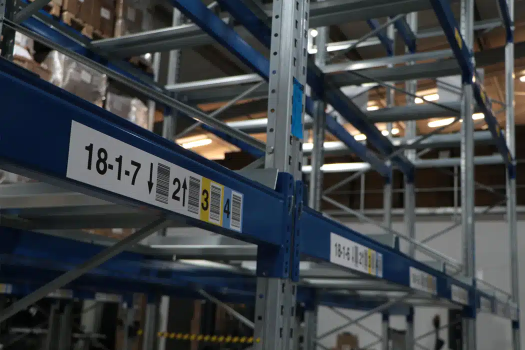 Lagerbeschriftung für effiziente Logistik Lagerbeschriftung mit individueller Stellplatzkoordinate